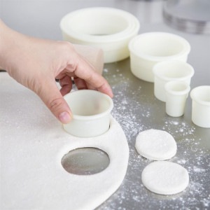 Vogue Plain Round Nylon Pastry Cutters (9 Pack) Vogue Plain Round Nylon Pastry Cutters (9 Pack)