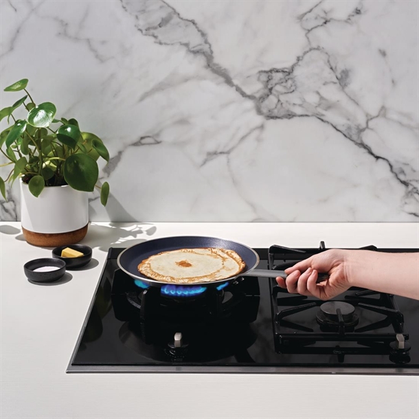 Vogue Aluminium Non-Stick Teflon Platinum Plus Crepe Pan 260mm Vogue Aluminium Non-Stick Teflon Platinum Plus Crepe Pan 260mm