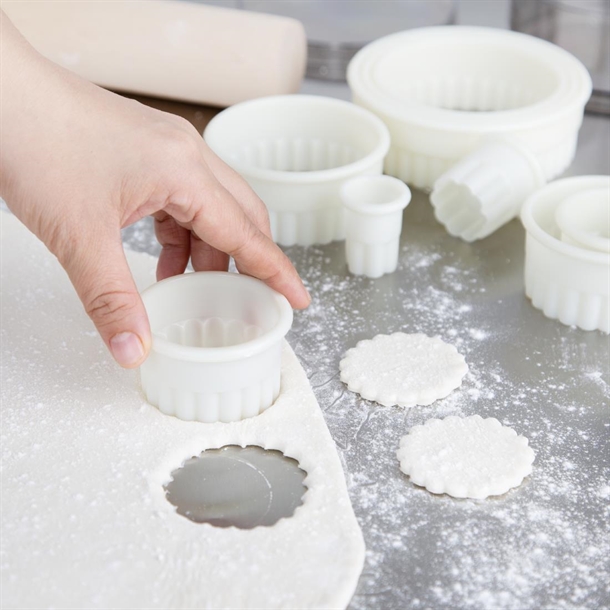 Vogue Serrated Round Pastry Cutters Nylon (9 Pack) Vogue Serrated Round Pastry Cutters Nylon (9 Pack)