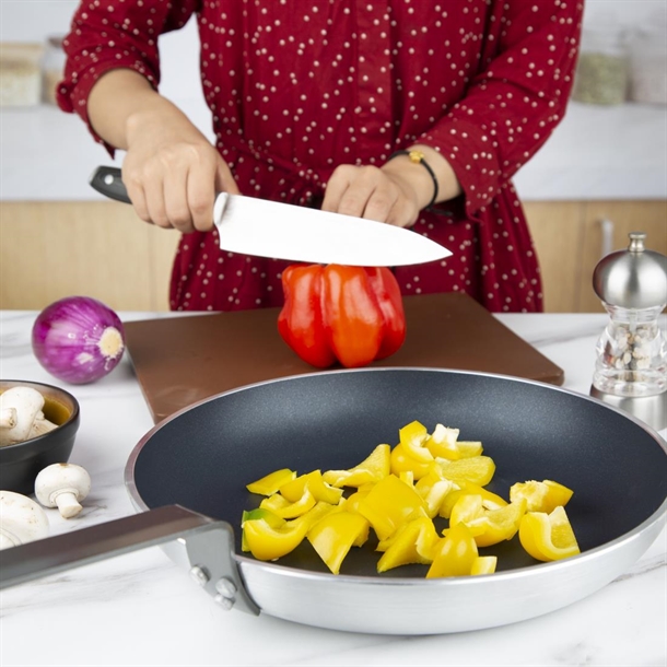 Vogue Aluminium Non-stick Teflon Platinum Plus Frying Pan 320mm Vogue Aluminium Non-stick Teflon Platinum Plus Frying Pan 320mm