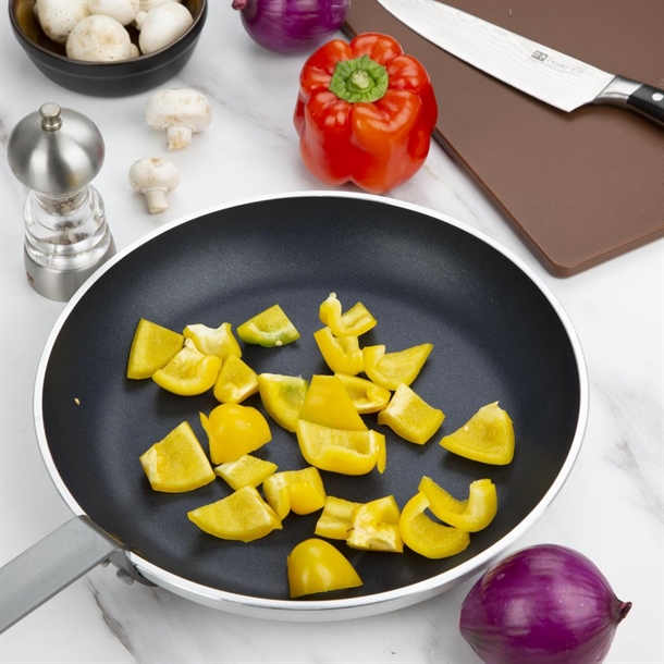 Vogue Aluminium Non-stick Teflon Platinum Plus Frying Pan 320mm Vogue Aluminium Non-stick Teflon Platinum Plus Frying Pan 320mm