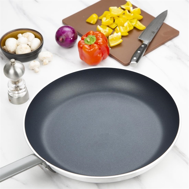 Vogue Aluminium Non-Stick Teflon Frying Pan 400mm Vogue Aluminium Non-Stick Teflon Frying Pan 400mm